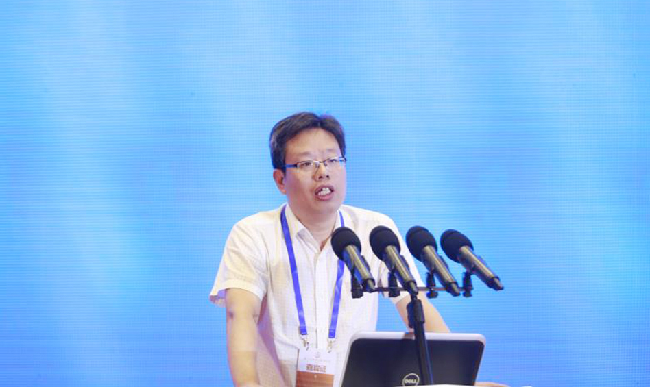 首都经济贸易大学特大城市经济社会发展研究院执行院长叶堂林作主题演讲